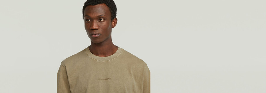 locker geschnittenes t-shirt mit überfärbter brustmitte
