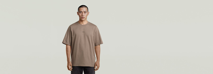 t-shirt mit logo auf der brust