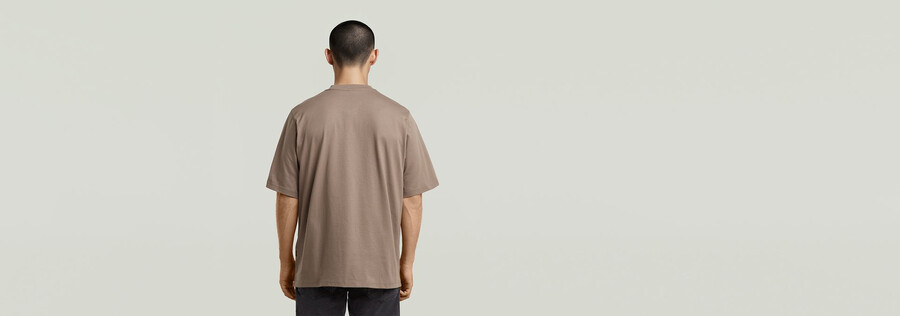 t-shirt mit logo auf der brust