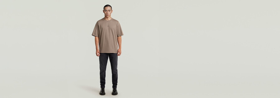 t-shirt mit logo auf der brust
