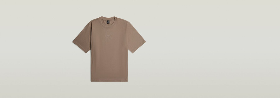 t-shirt mit logo auf der brust