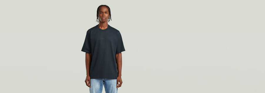 locker geschnittenes t-shirt mit logo auf der brust