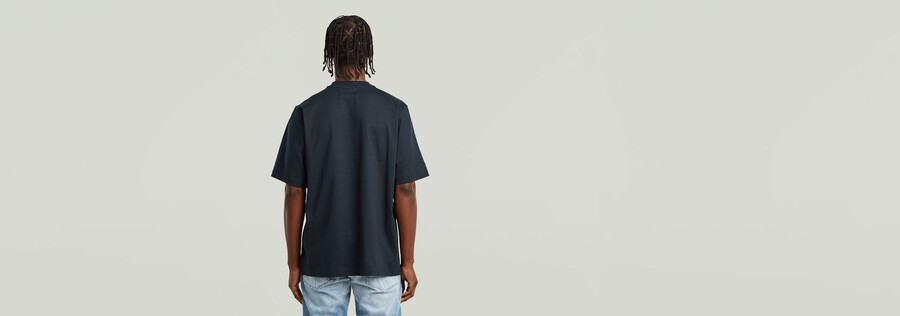 locker geschnittenes t-shirt mit logo auf der brust