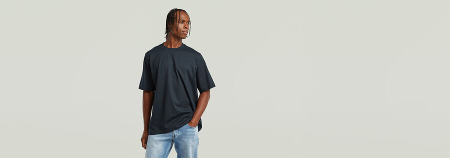 locker geschnittenes t-shirt mit logo auf der brust