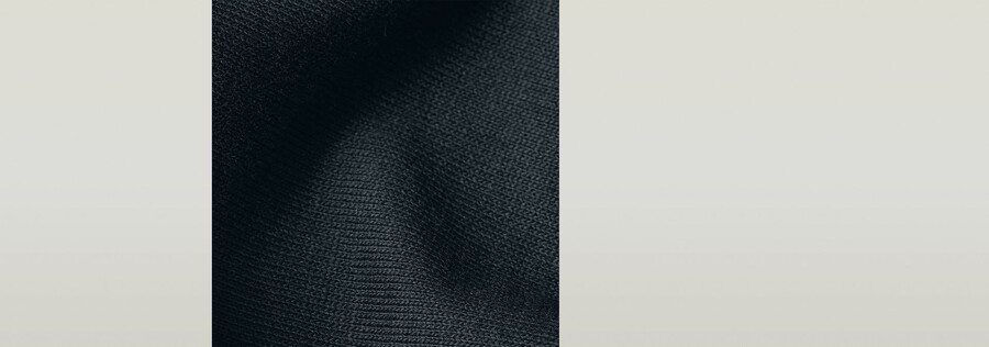 locker geschnittenes t-shirt mit logo auf der brust